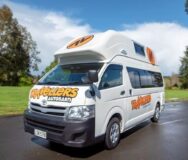 Travellers Autobarn Hi5 staat geparkeerd naast gras