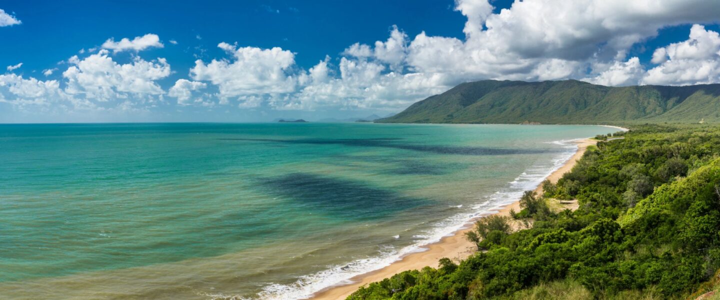 Strand met tropisch regenwoud tot aan het zand bij Cape Tribulation in de omgeving van Cairns