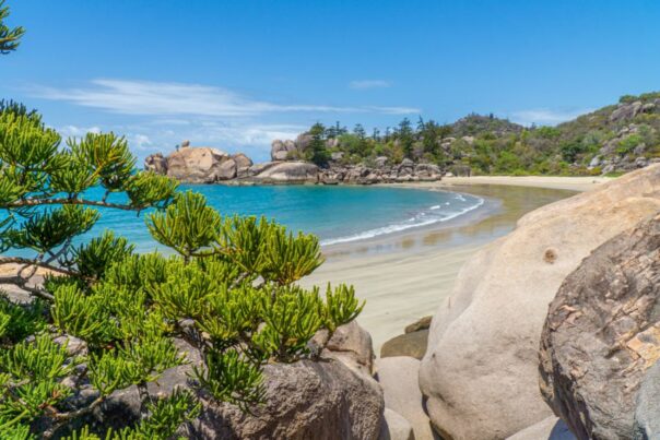 Zicht op het strand van Magnetic Island in Queensland met rotsblokken op de voorgrond