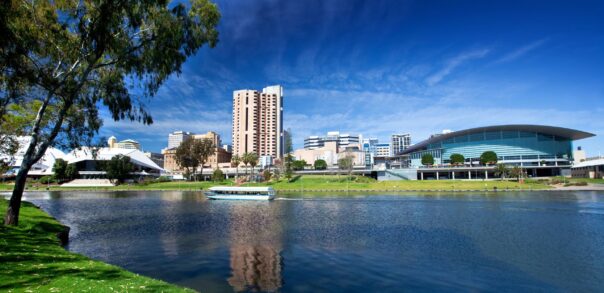 Boot vaart op de Torrens rivier langs het centrum van Adelaide