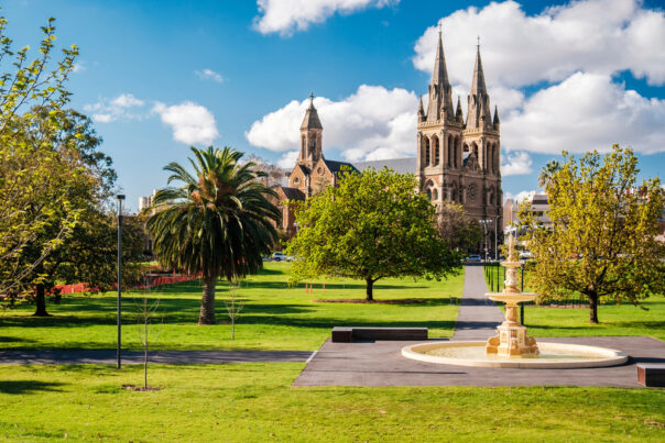 Zicht op St Peters kathedraal in Adelaide vanaf de Pennington Gardens