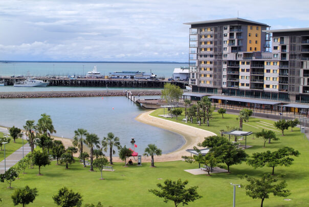 De wijk Waterfront in Darwin met het strand en het water