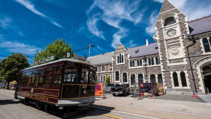 Tram rijdt langs oud gebouw in Christchurch Nieuw-Zeeland