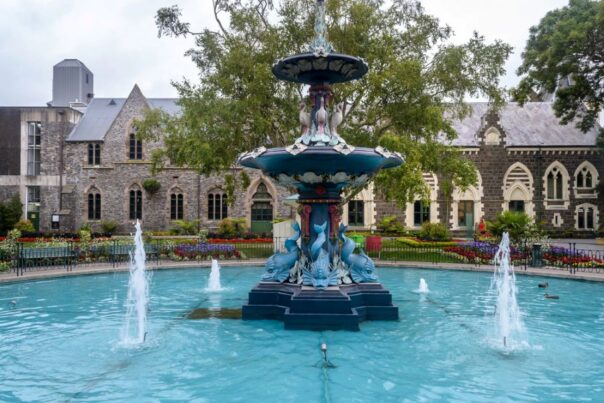 Blauwe fontein bij het Canterbury museum in de botanische tuin in Christchurch