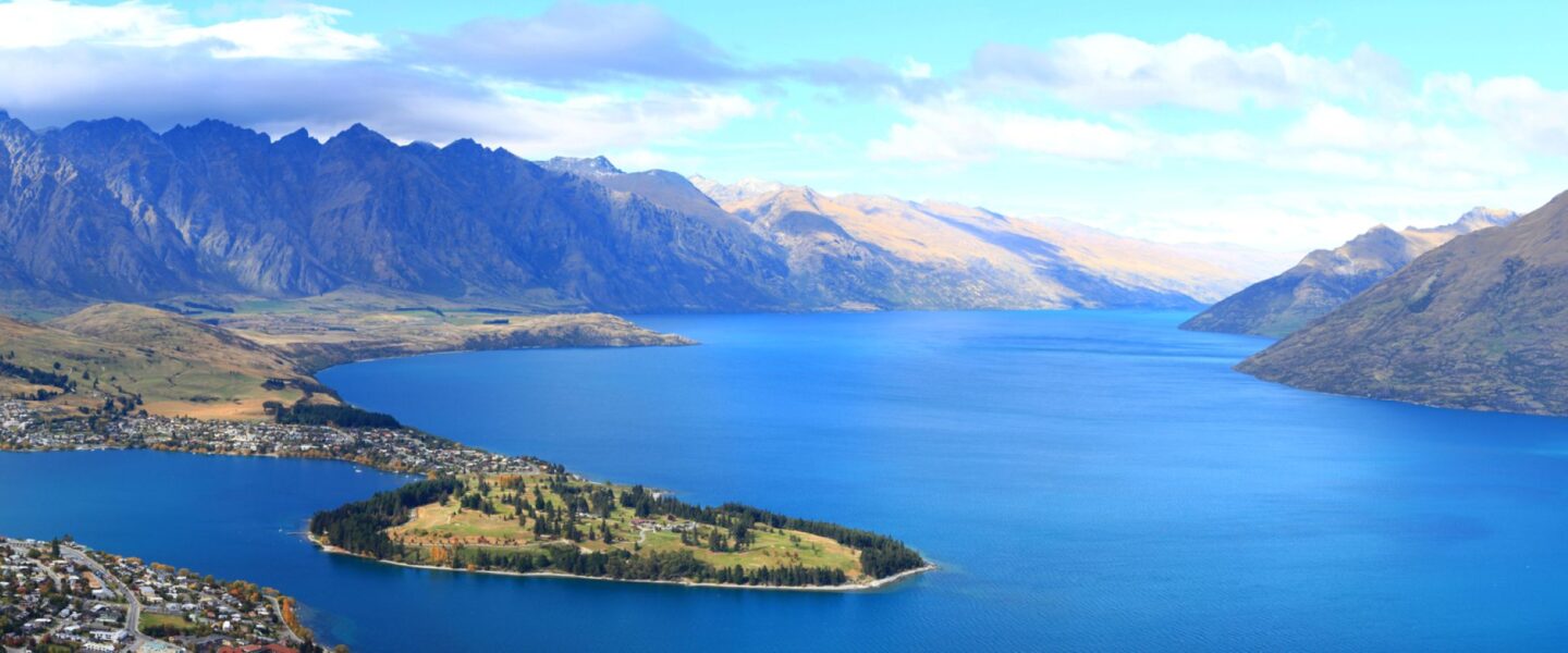 Panorama van Lake Wakatipu en Queenstown op het Zuidereiland