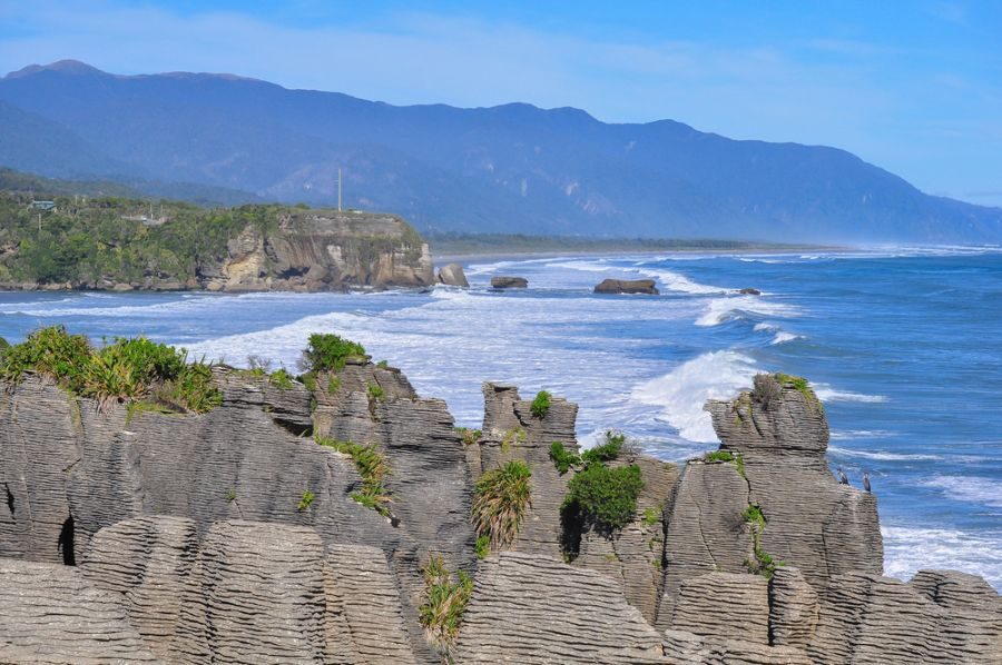 Zidht op de zee vanaf de Punakaiki Pancale Rocks aan de wesrcoast van het Zuidereiland