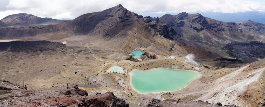 Panorama beeld van de groene meren in de Tongariro Crossing