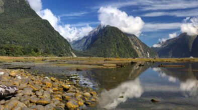 Reflectie op het water van de bergen rondom de Milford Sound in Fiordland in Nieuw-Zeeland