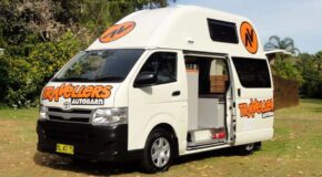 Travellers Autobarn Kuga camper met geopende zijdeur en achterklep