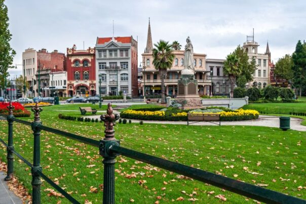 ZIcht op het historische centrum van Bendigo in Victoria vanaf een hek in een park
