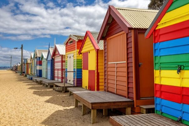 Vrolijk gekleurde badhuisjes aan Brighton Beach bij Melbourne
