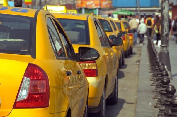 Rij gele taxi's die staan te wachten op klanten