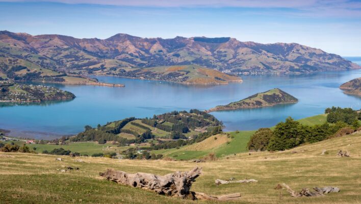 Panorama zicht op de haven van Akaroa in de Banks Peninsula bij Christchurch