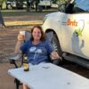 Karin drinkt biertje bij Britz Maverick