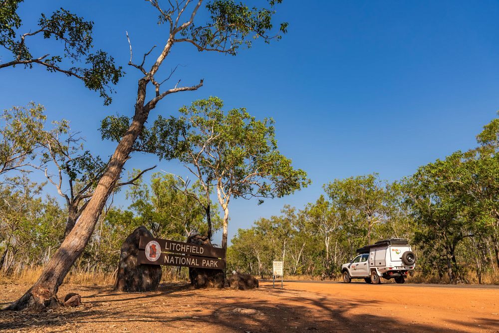 Britz Warrior camper staat geparkeerd bij het toegangsbord van Litchfield National Park