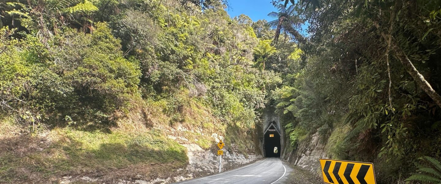 De Moki tunnel op de Forgotten World Highway op het Noordereiland