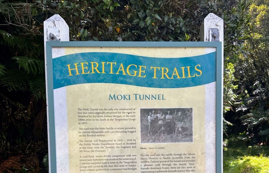Moki tunnel bord waarop tekst en uitleg staat