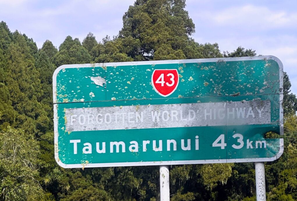 Bord op de Forgotten World Highway dat richting Taumarunui aangeeft