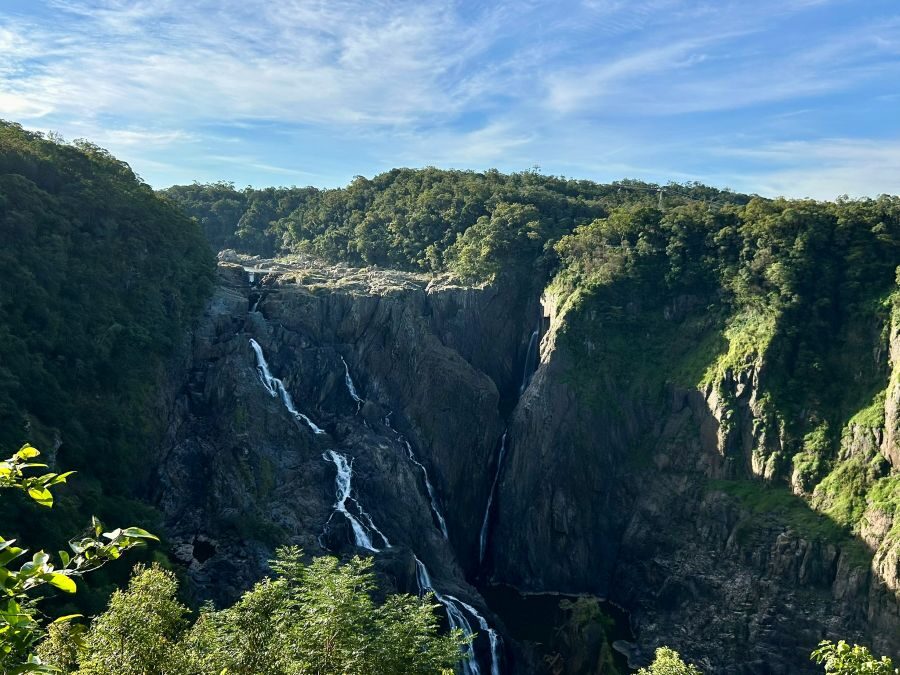Zicht op de Barron Falls bij Cairns vanaf een uitkijkpunt