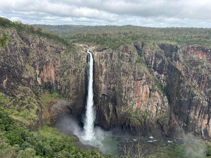 Zicht op de Wallaman Falls in Queensland
