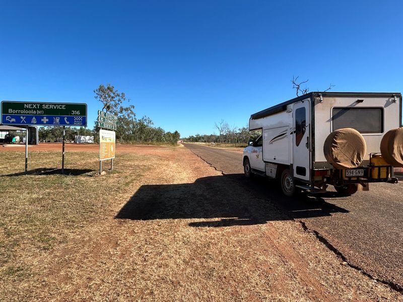 Britz Maverick rijdt langs een verkeersbord op de Savannah Way bij Hells Gate Roadhouse