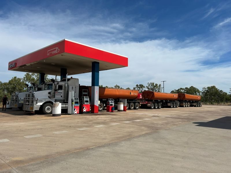 Roadtrain staat in tankstation om te tanken in Katherine