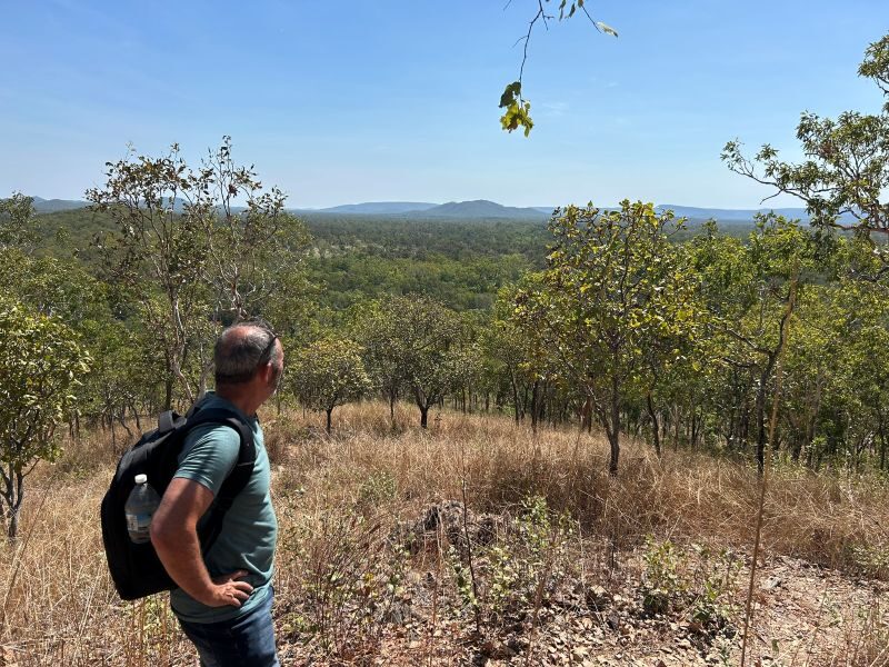 Peter kijkt uit over Kakadu vanaf een uitzichtpunt in de Northern Territory