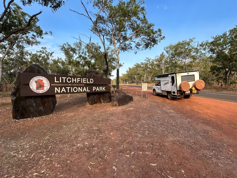 Britz Maverick staat geparkeerd bij het toegangsbord van Litchfield National Park