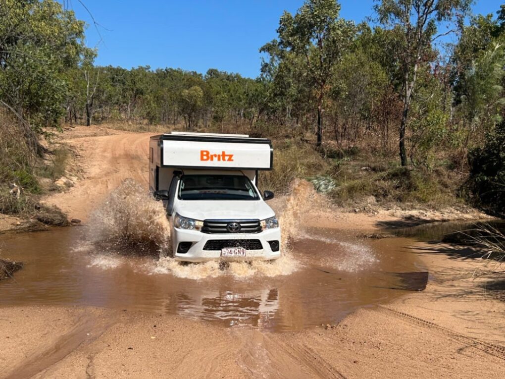Britz Maverick rijdt door het water bij Pine Creek