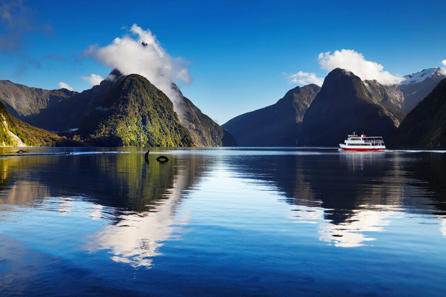 Een boot vaart door Milford Sound in Nieuw-Zeeland