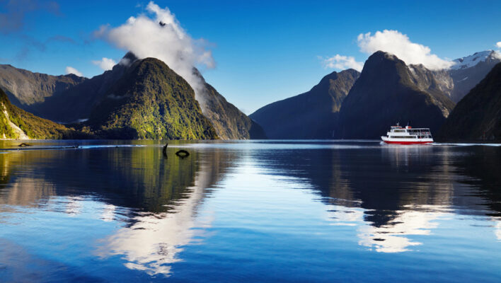 Een boot vaart door Milford Sound in Nieuw-Zeeland