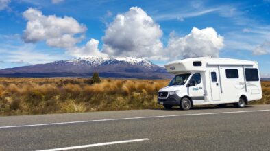 De Maui Beach staat langs de weg geparkeerd met uitzicht op Mount Ruapehu