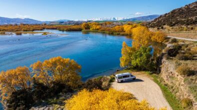 Apollo Euro Tourer staat geparkeerd in herfst omgeving op het Zuidereiland