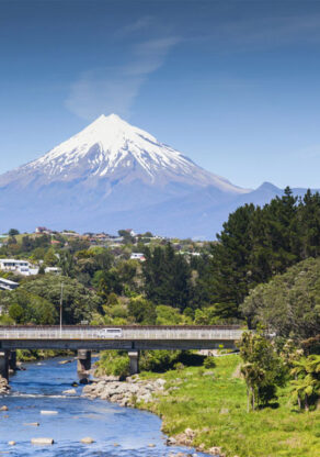 Uitzicht op Mount Taranaki vanuit de plaats New Plymouth