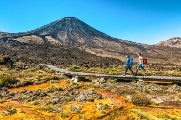 Een stel wandelt over een boardwalk in het Tongariro National Park