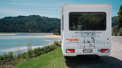 De achterkant van de geparkeerde Apollo Euro Quest bij Wainui Bay