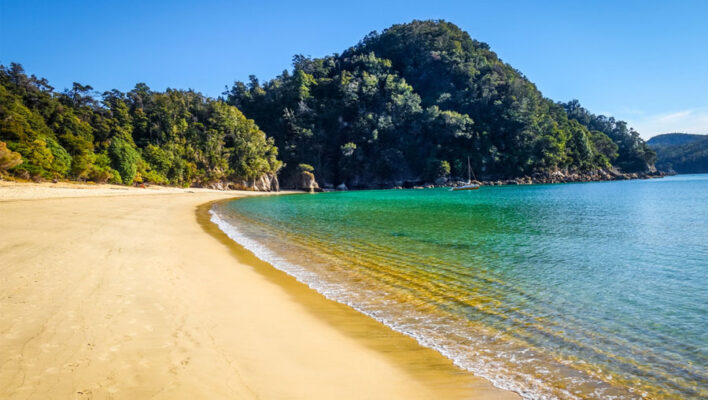 Strand in het Abel Tasman National Park op het Zuidereiland van Nieuw-Zeeland
