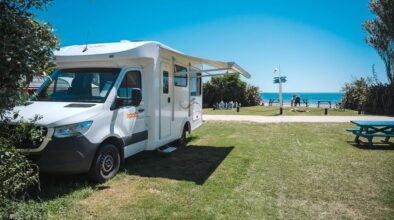 De Apollo Euro Quest camper staat geparkeerd op een camping bij zee in de Golden Bay