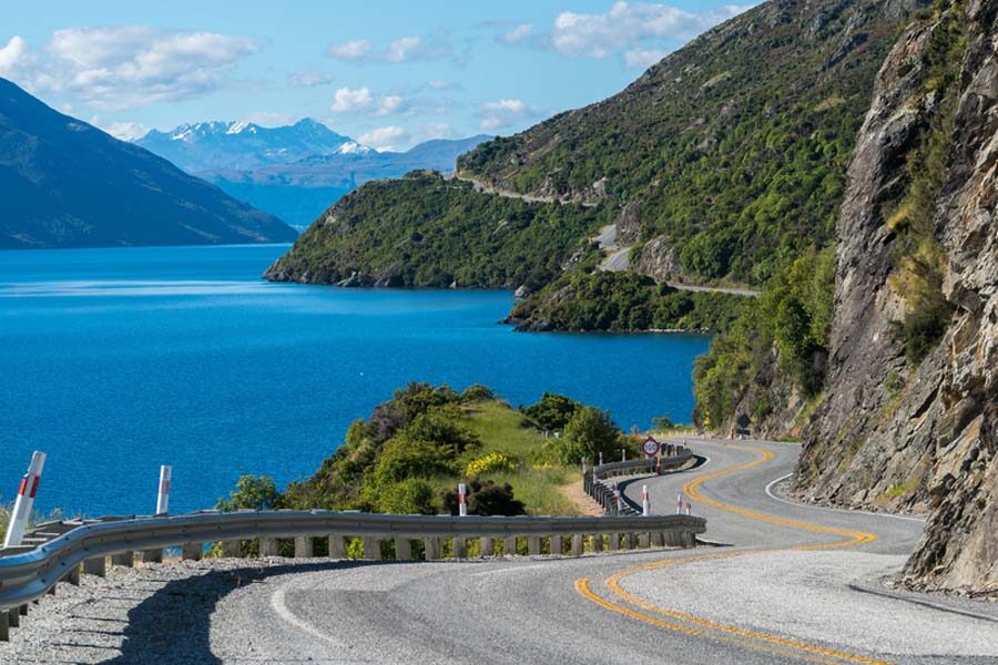 Weg door de bergen met uitzicht op Lake Wakatipu