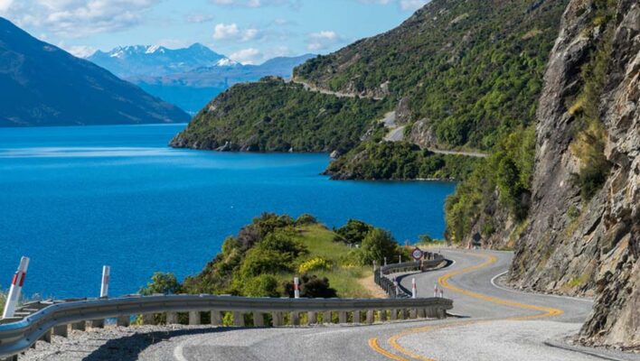 Weg door de bergen met uitzicht op Lake Wakatipu
