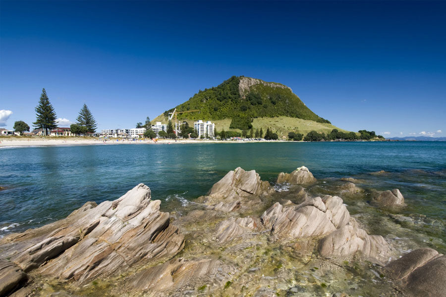 Uitzicht op het strand en Mount Maunganui in Tauranga