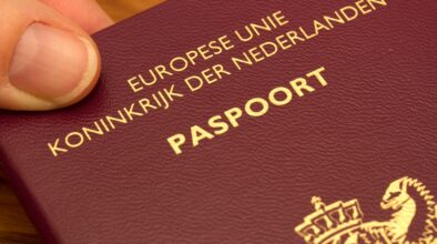 Man houdt Nederlands paspoort vast