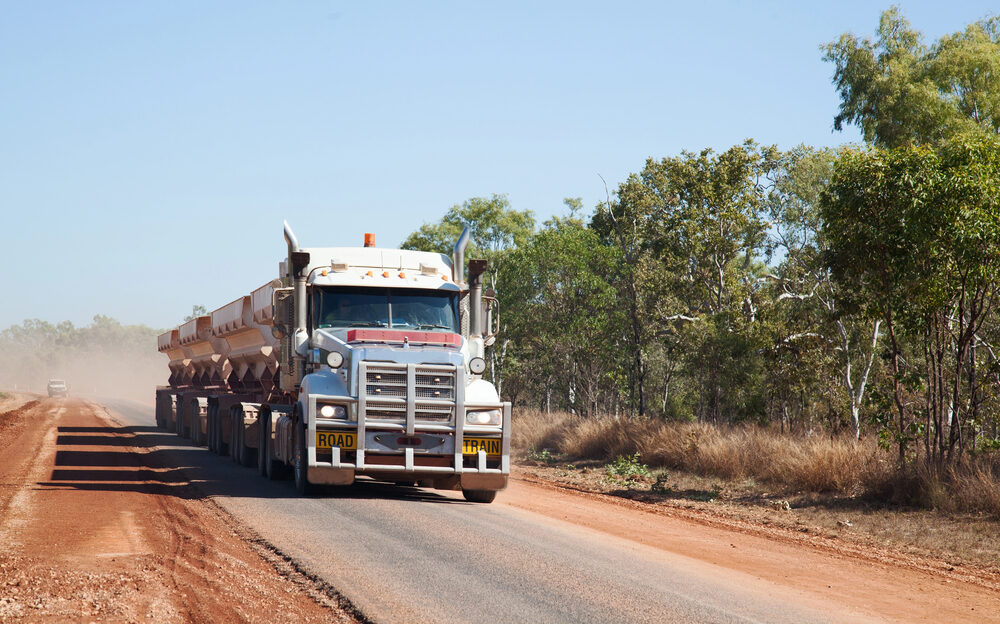 Road train rijdt in Australië op een smalle weg