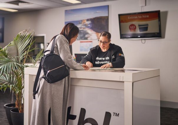 Medewerker van verhuurder geeft uitleg aan de balie in de vestiging