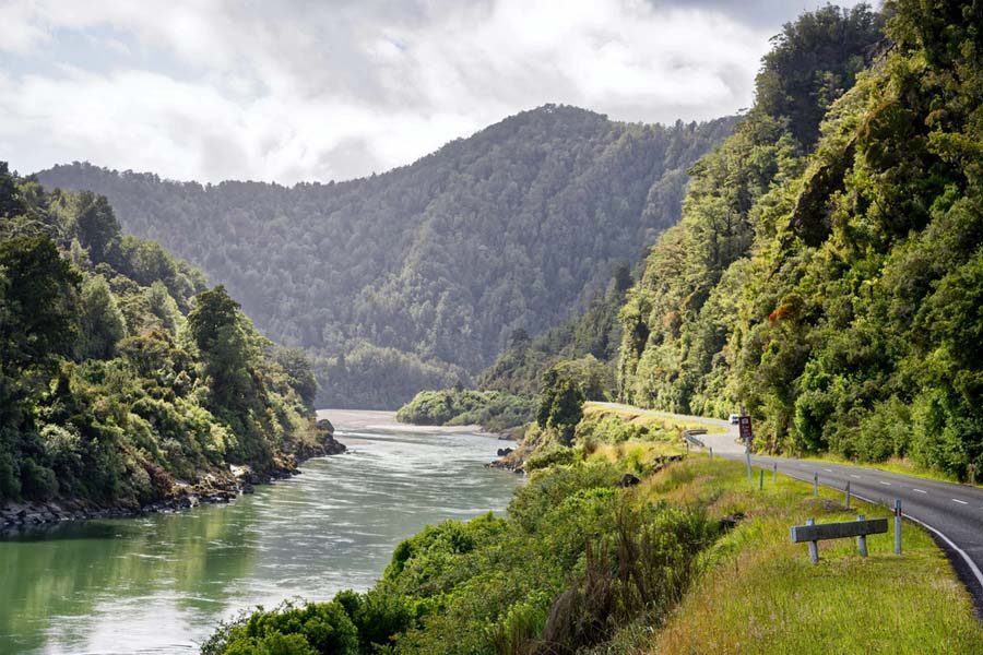 Autoroute langs de Buller Gorge op het Zuidereiland