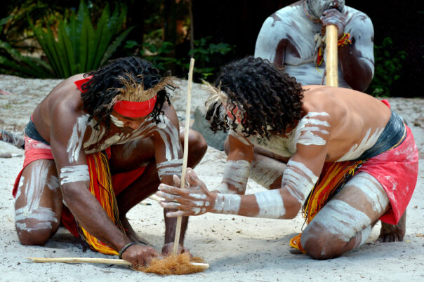 Aboriginal maken vuur tijdens een demonstratie in Queensland
