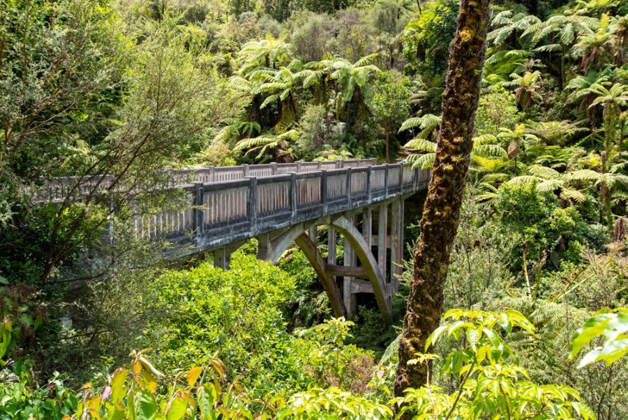 Doodlopende brug over de Whanganui rivier op het Noordereiland: Bridge to Nowhere