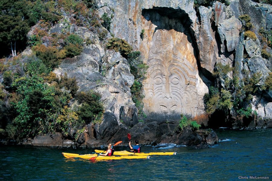 Twee kajaks varen bij Mine Bay in Lake Taupo om de Maori rots te bekijken