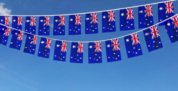 Twee vlaggenlijnen van de Australische vlag tegen een blauwe lucht