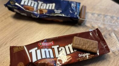 Tim Tams op een houten tafel